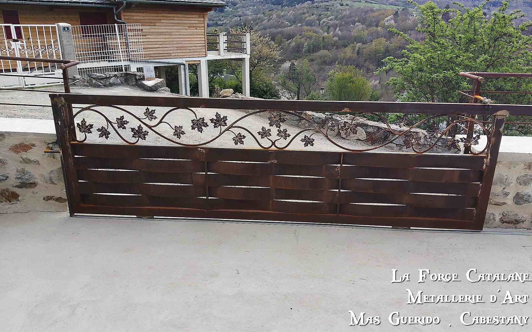 portail coulissant remplissage vannerie avec tubes vegetal tiges et feuilles de vigne forge catalane.jpg